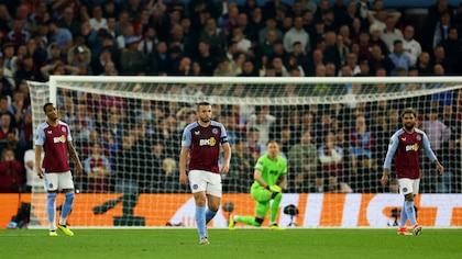 Aston Villa sufrió la ausencia de Dibu Martínez y cayó 4-2 ante Olympiacos en la ida de las semifinales de la Conference League 