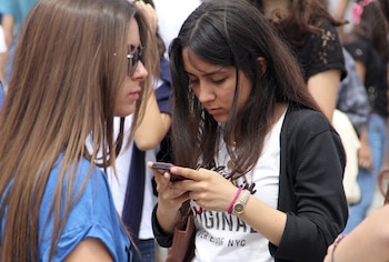 Configurar el celular como “no detectable” ayuda a reducir los riesgos de exposición a ciberataques. (EFE)