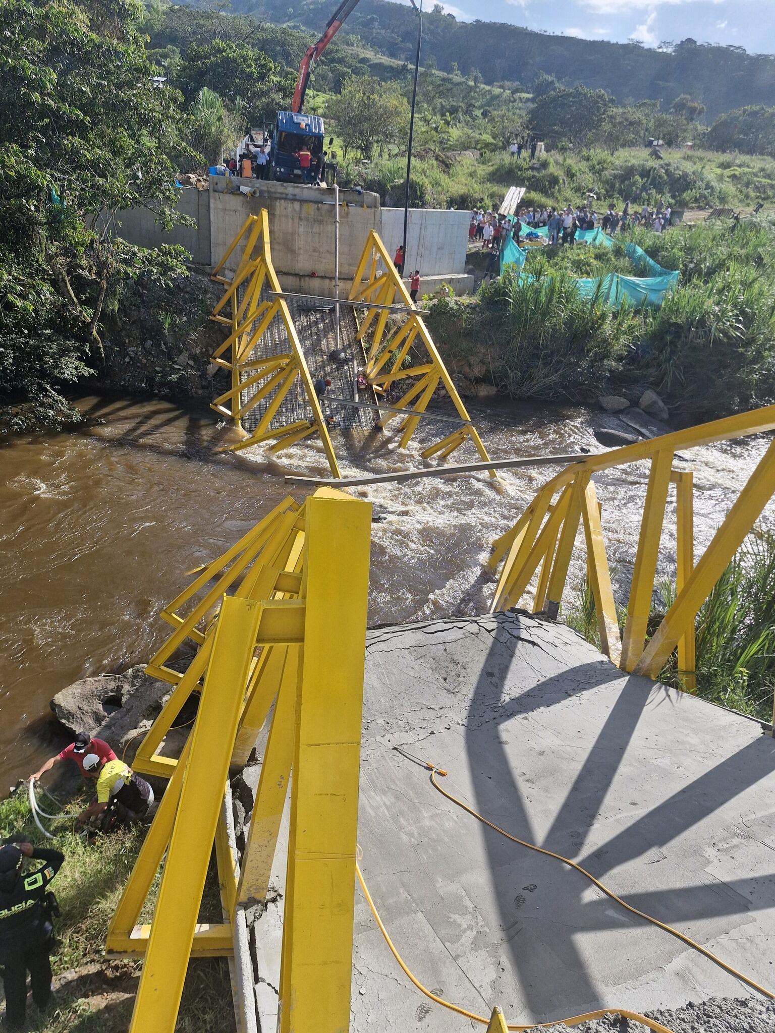 Organismos de socorro acudieron al puente Triunfo tras reportes de personas atrapadas en la estructura colapsada - crédito Sumered/Facebook