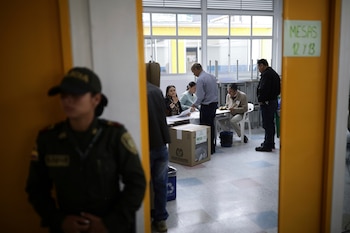 Operativos conjuntos entre Policía, Ejército y Armada garantizan la seguridad en municipios claves de Antioquia, Atlántico, Santander y Bolívar durante las elecciones - crédito Iván Valencia/Associated Press