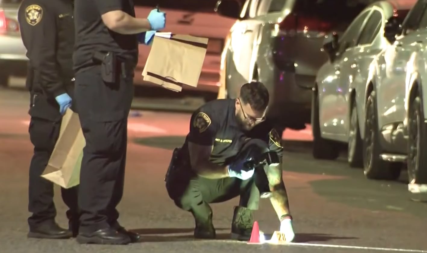Los testigos afirmaron que escucharon decenas de detonaciones consecutivas que confundieron con pirotecnia (CBS New York)