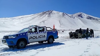 Hazaña en Neuquén: una mujer caminó 15 kilómetros en la nieve para pedir ayuda por su familia atrapada al pie de un cerro