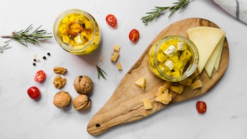 Queso marinado en aceite de