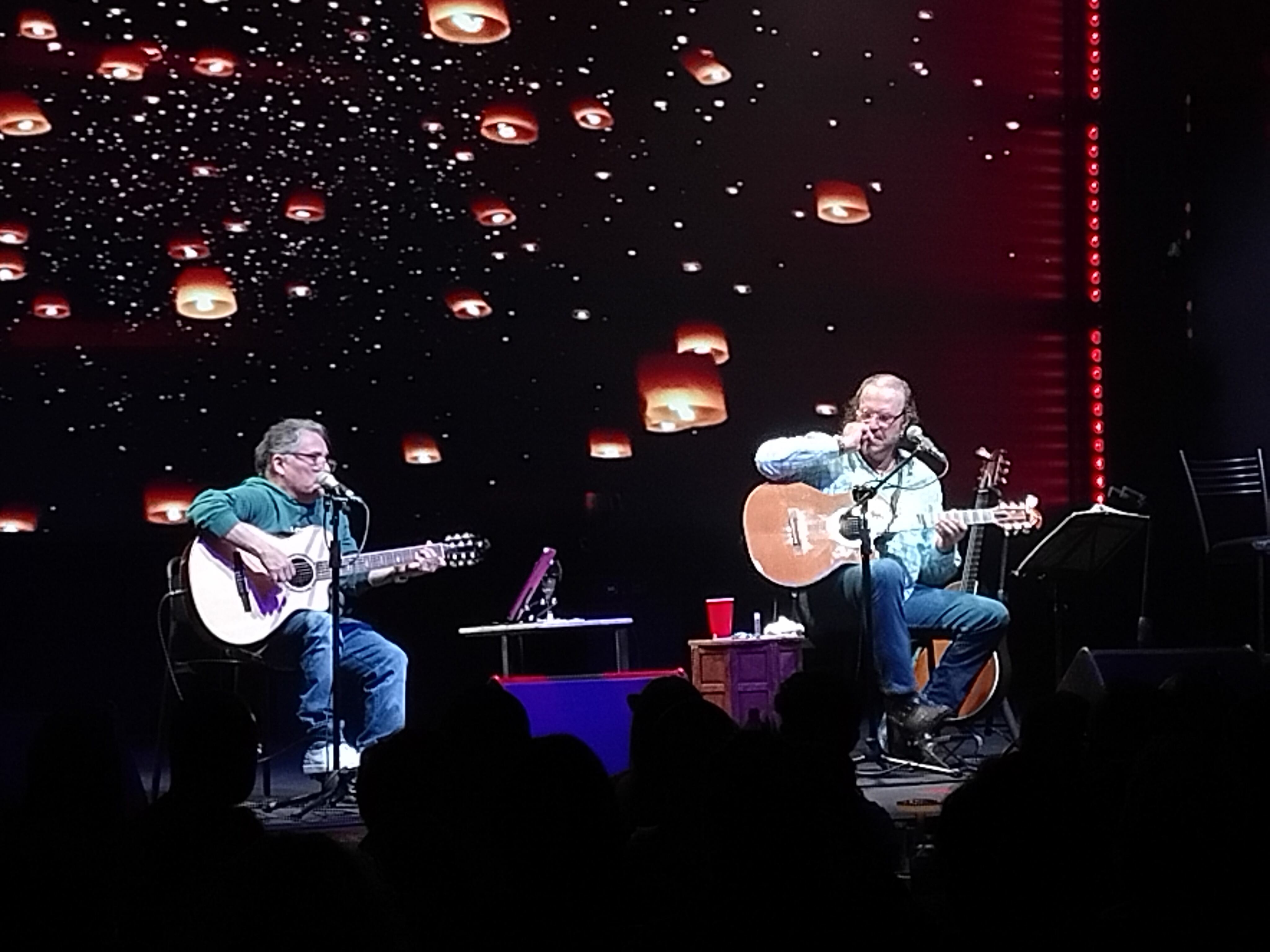 Infobae México estuvo presente en este concierto de ambos trovados en el salón de espectáculos