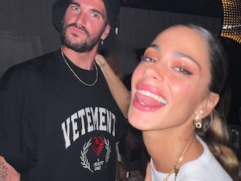 La pareja en una noche de fiesta: Tini en primer plano y Rodrigo de fondo
