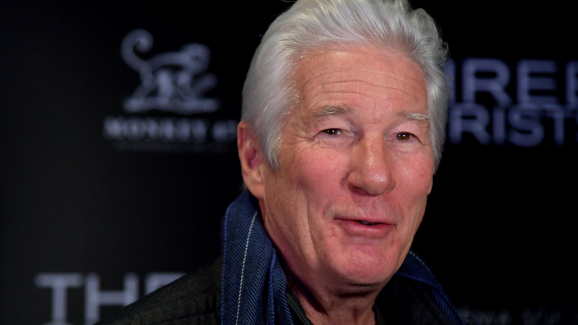 Richard Gere incorpora bufandas finas y gafas de sol como acentos medidos sin romper la armonía