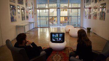 Además de afiches e imágenes,