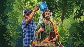 Un hombre con gorra vierte agua de un recipiente azul sobre la estatua de San Pedro, adornada con flores y el texto SAN PEDRO Y EL AGUA.