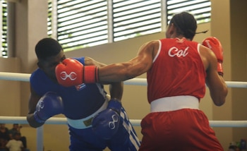 La delegación colombiana de boxeo no ha conseguido medallas para el país en los Juegos Centroamericanos y del Caribe 2026, en esta foto se enfrentaba al representante de Cuba - crédito Centro Caribe Sports