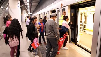 Un grupo de personas ingresa