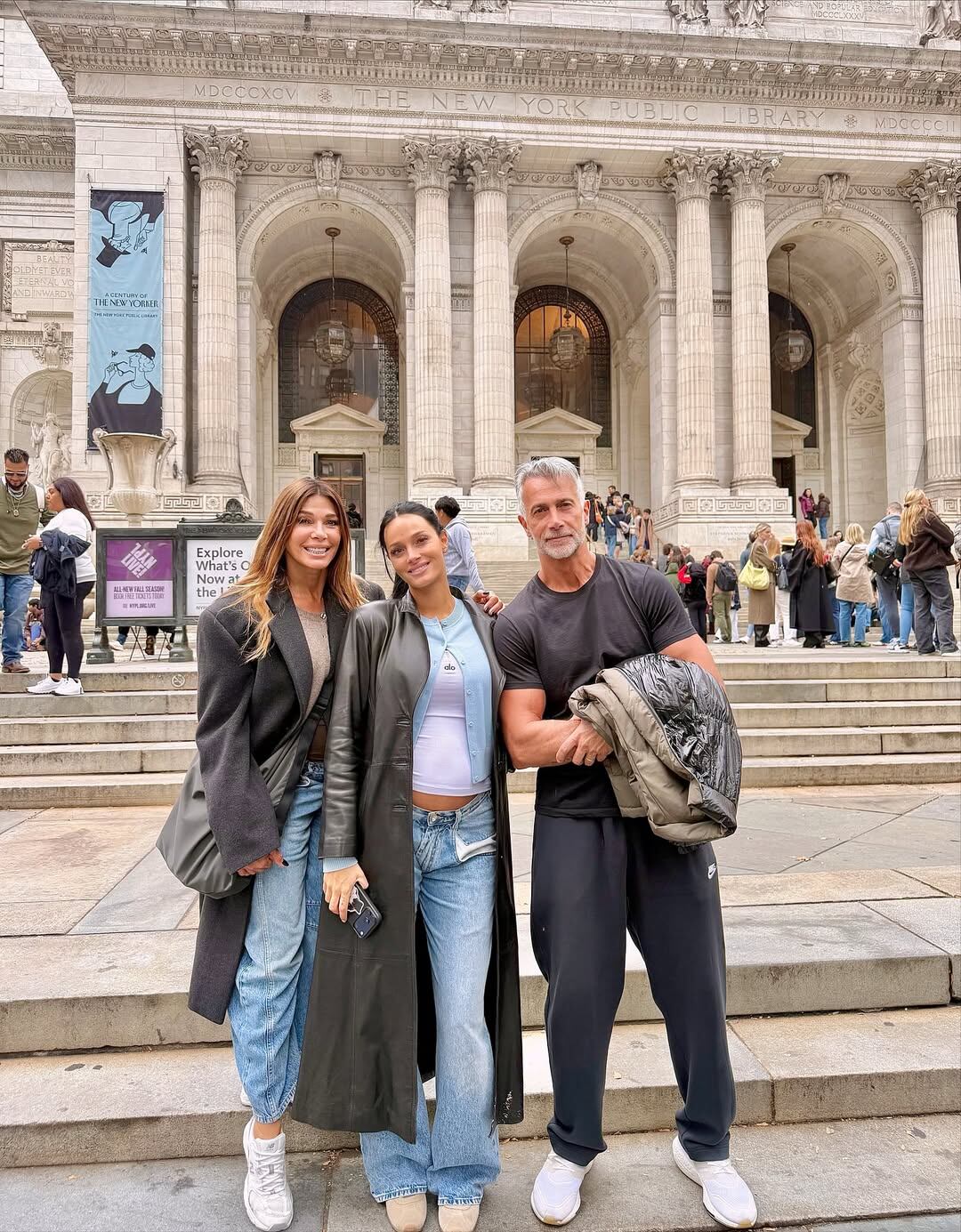 Padres e hija en la Biblioteca Pública de Nueva York