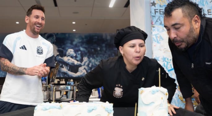 Lionel Messi observa a los cocineros Antonia Farías y Diego Iacovone mientras apagan las velas de las tortas de cumpleaños (Instagram)