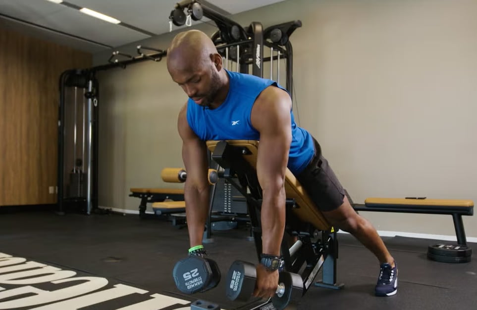 Trabajar la espalda y el agarre con apoyo brinda seguridad y control, facilitando el desarrollo muscular equilibrado (Men´s Health)