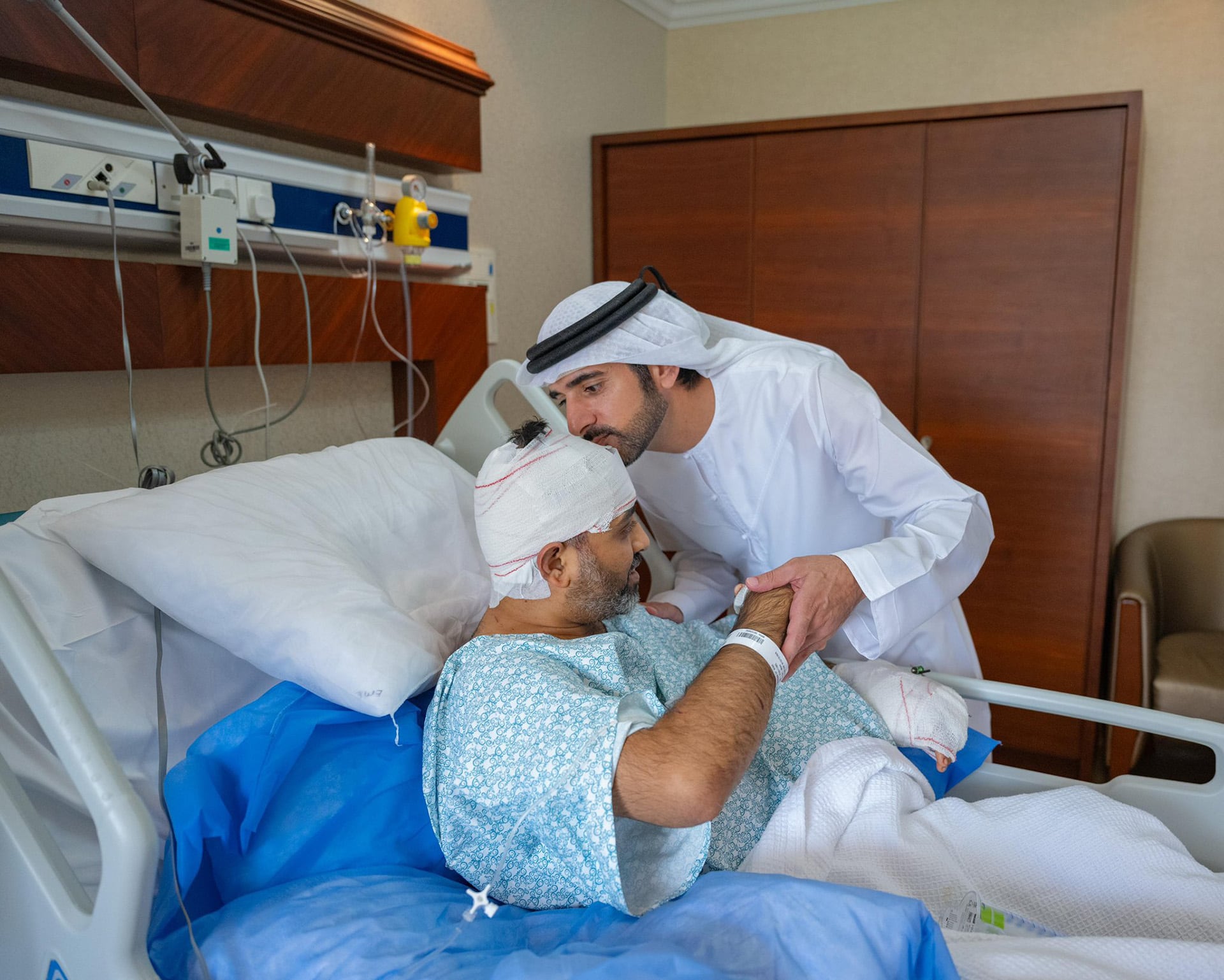 Hamdan bin Mohammed Al Maktoum, besa la cabeza al copiloto convaleciente durante una visita en una habitación de hospital