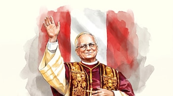Ilustración acuarela de un hombre mayor con gafas, túnica roja y dorada, saludando. Detrás, una bandera peruana estilizada con trazos de acuarela rojos y blancos.