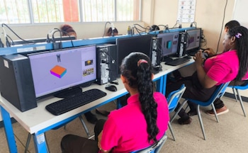 Intel donó más de 600 equipos tecnológicos a escuelas, colegios y universidades de distintas zonas del país durante 2026. Cortesía: INTEL