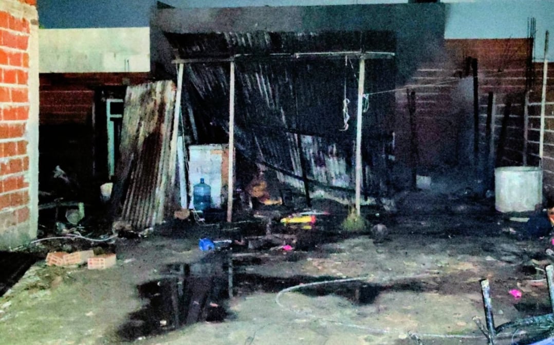 El incendio se desató en una casilla del barrio El Carmen, en Berisso