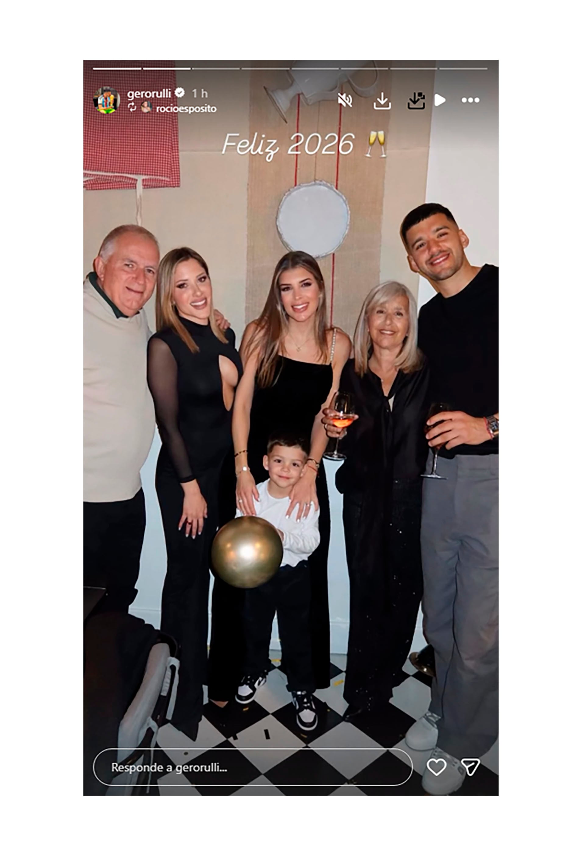 El arquero Gero Rulli con su pareja y familia