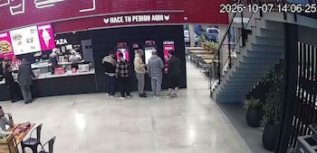 Los sospechosos quedaron registrados por las cámaras de seguridad mientras realizaban una compra con la tarjeta de crédito robada (Fuente: 0221)