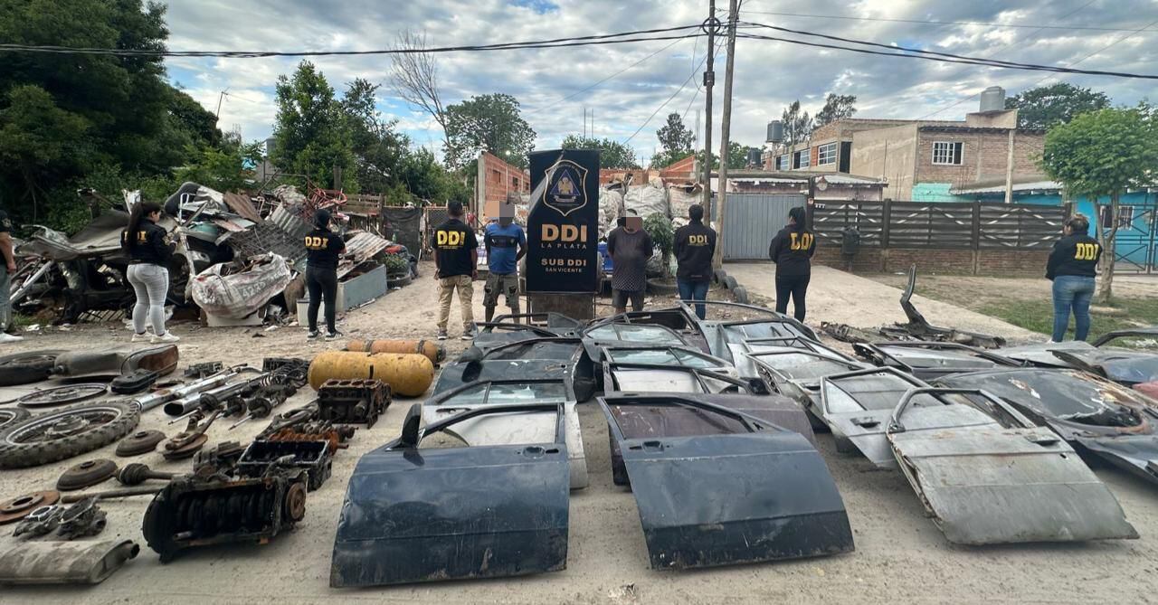 En el lugar había autopartes de distintas marcas modelos y colores
