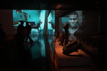 Exposición "Fútbol 2026" de Annie Leibovitz, que presenta fotografías relacionadas con la Copa Mundial de Fútbol, en el Museo Nacional de Antropología de la Ciudad de México