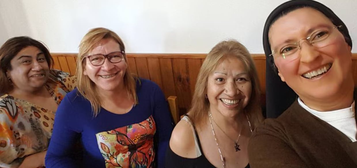 La hermana Mónica Astorga cuando todavía estaba en las carmelitas junto a tres mujeres trans