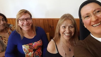 La monja rebelde que fue separada de la Iglesia: de ofrecer “una cama limpia para morir” a chicas trans a su vínculo con Francisco