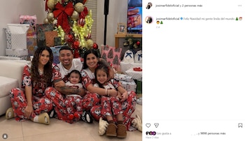 El cantante posa junto a