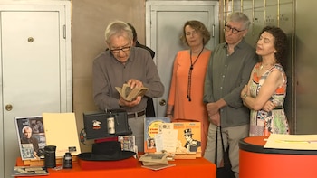 José Sacristán homenajeado en el Cervantes. A la derecha, Natalia Menéndez, directora de escena, dramaturga, actriz y gestora cultural, y David Trueba, director, guionista y escritor
