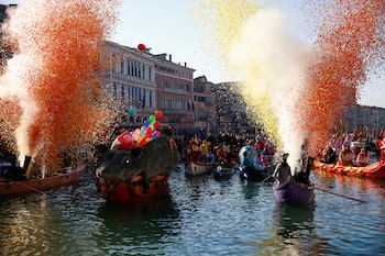 "Pantegana", la gran rata, suelta globos, cerca del puente de Rialto, en el Gran Canal durante el Carnaval de Venecia
