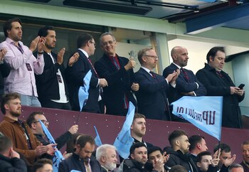 Monchi junto al actor Tom Hanks, también en imagen están Damian Vidagany - crédito Carl Recine / REUTERS