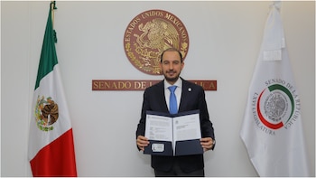 El aún líder panista emitió