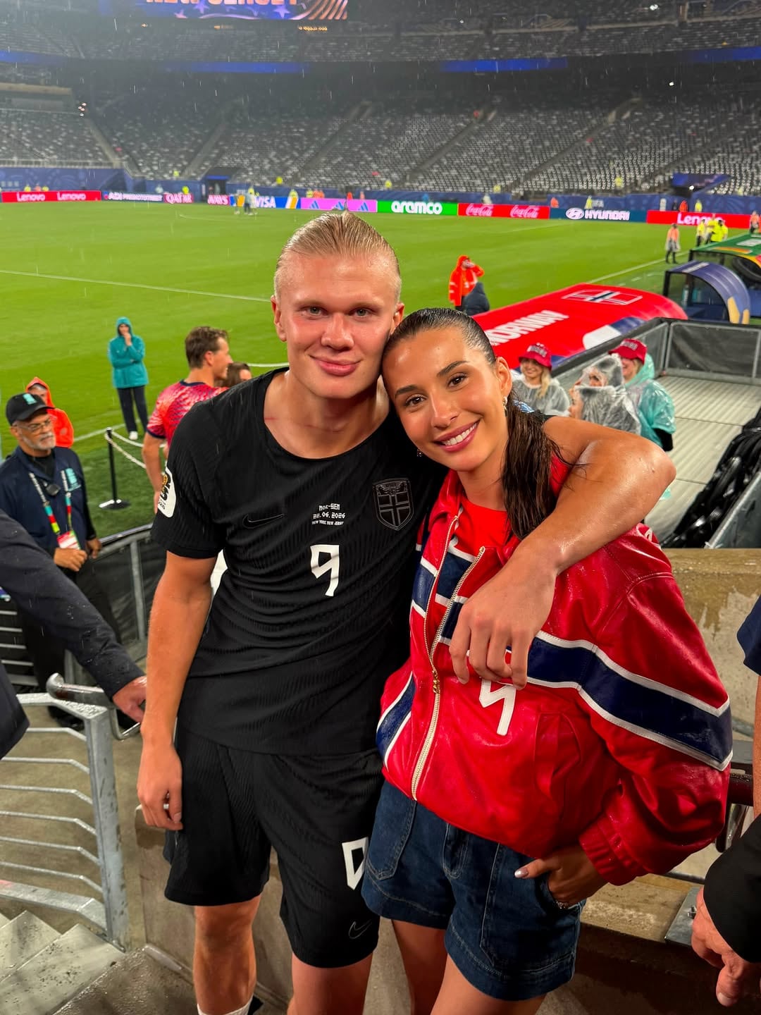 Erling Haaland junto a su novia Isabel tras el partido en el que Noruega venció 3-2 a Senegal (Instagram)