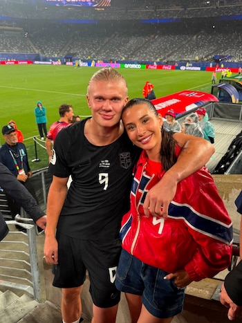 Erling Haaland junto a su novia Isabel tras el partido en el que Noruega venció 3-2 a Senegal (Instagram)