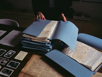 Al reabrirse los archivos del pasado, una familia se enfrenta al oscuro pasado nazi de otra