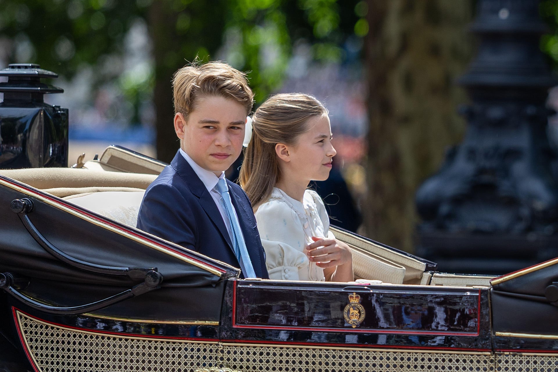 El príncipe George y la princesa Charlotte, en un carruaje Landau de Ascot en The Mall, Londres. La ceremonia celebra el cumpleaños del rey Carlos III. Crédito: (SOPA Images Limited/Alamy Live News)