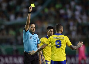 Soccer Football - Copa Libertadores - Group E - Deportivo Cali v Boca Juniors - Estadio Deportivo Cali, Palmira, Colombia - April 5, 2022 Boca Juniors' Dario Benedetto is shown a yellow card by referee Jesus Valenzuela REUTERS/Luisa Gonzalez