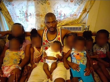 Se trata del pistolero Shamar Elkins. El hombre era un veterano de 31 años, quien publicó una foto suya con una de sus hijas horas antes de la masacre del domingo (Facebook)