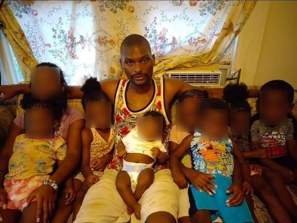 Se trata del pistolero Shamar Elkins. El hombre era un veterano de 31 años, quien publicó una foto suya con una de sus hijas horas antes de la masacre del domingo (Facebook)