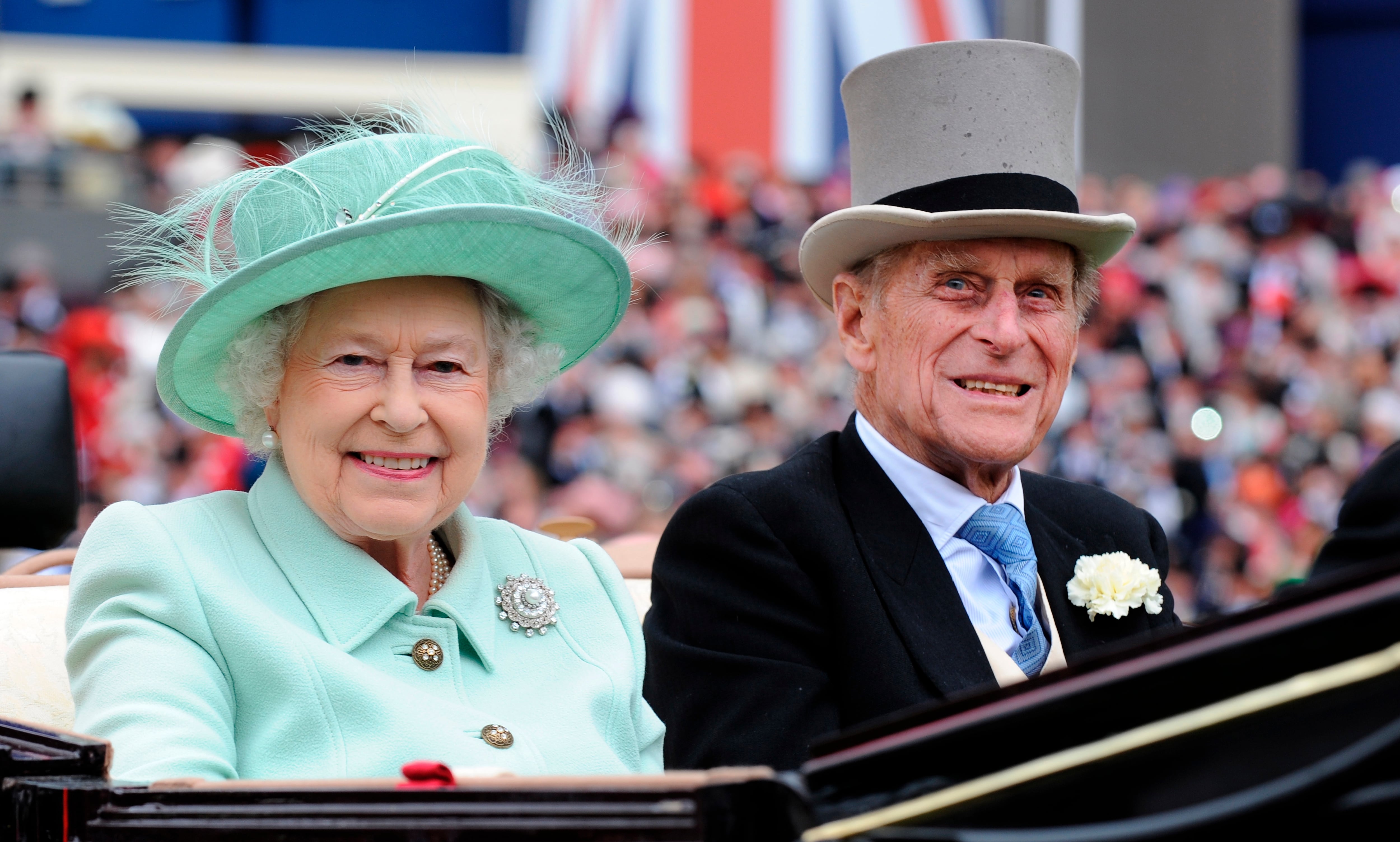 Imagen de archivo, tomada en junio de 2012, de la reina Isabel II y su marido, el príncipe Felipe, enlas carreras de Ascot. EFE/EPA/ANDY RAIN