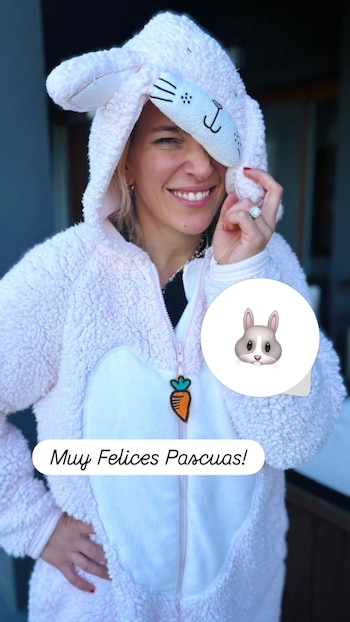 Luisana Lopilato sonríe y mira a cámara, vestida con un enterizo de conejo blanco y rosa pastel, y un adorno frontal de conejo en la capucha