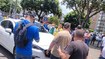 Tiroteo contra un vehículo blindado en Bucaramanga: uno de los sicarios que resultó herido tenía una cédula falsa y es investigado por homicidio y otros delitos
