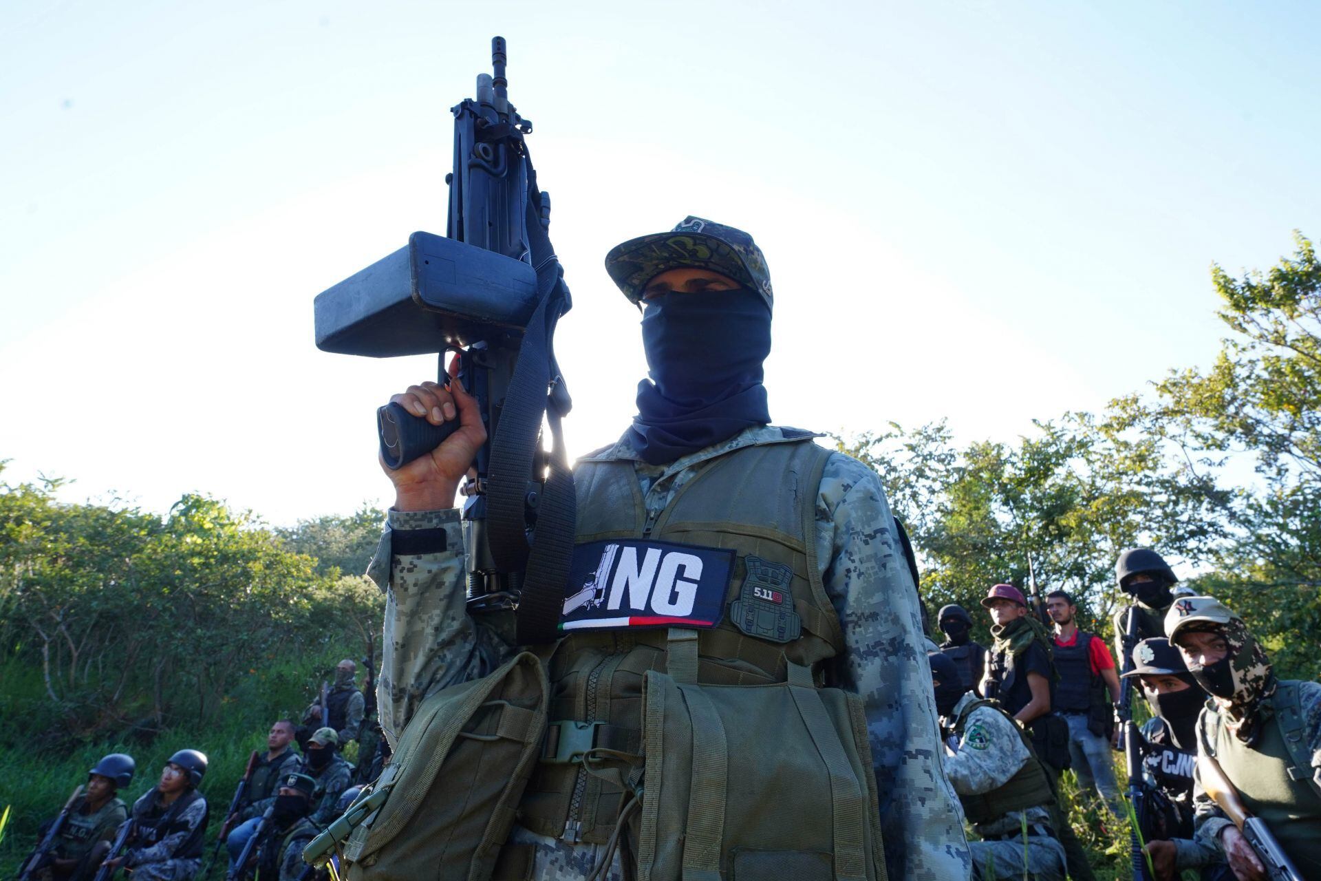 Entre las sierras Michoacana patrullan con armamento exclusivo del ejército mexicano integrantes de la Grupo Operativo Lagarto, brazo armado del Cártel Jalisco Nueva Generación (CJNG)(ESPECIAL/CUARTOSCURO)