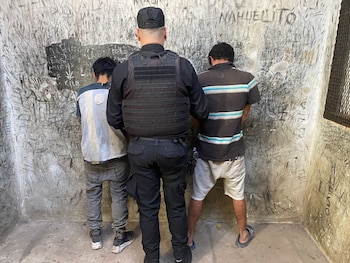 Peleó con dos ladrones que querían ingresar a su casa: le cortaron un dedo con un machete y golpearon a su madre no vidente