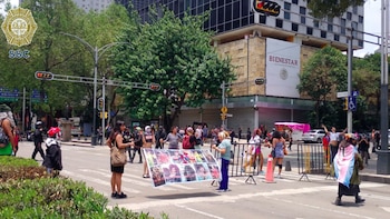 Colectivos trans chocan con autoridades frente a Segob y llevan protesta a Paseo de la Reforma
