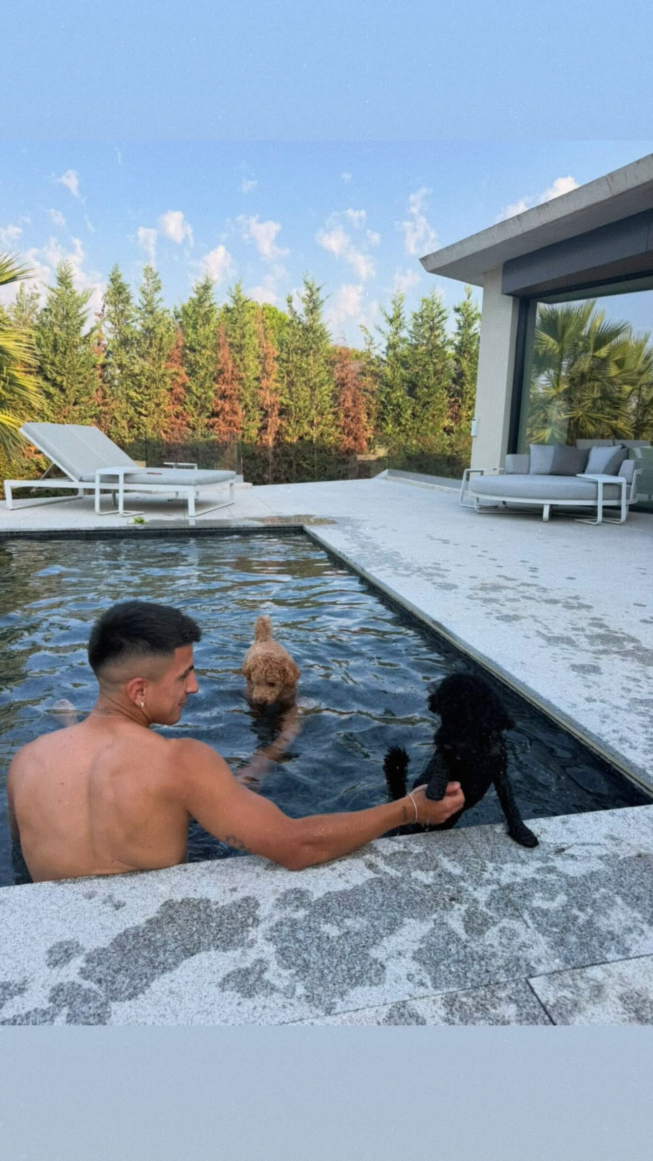 Thiago Almada disfruta de la pileta junto a sus mascotas