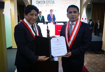 Defensor del Pueblo le vuelve a tomar juramento a Rafael Ruíz como miembro de la JNJ. Foto: Defensoría del Pueblo
