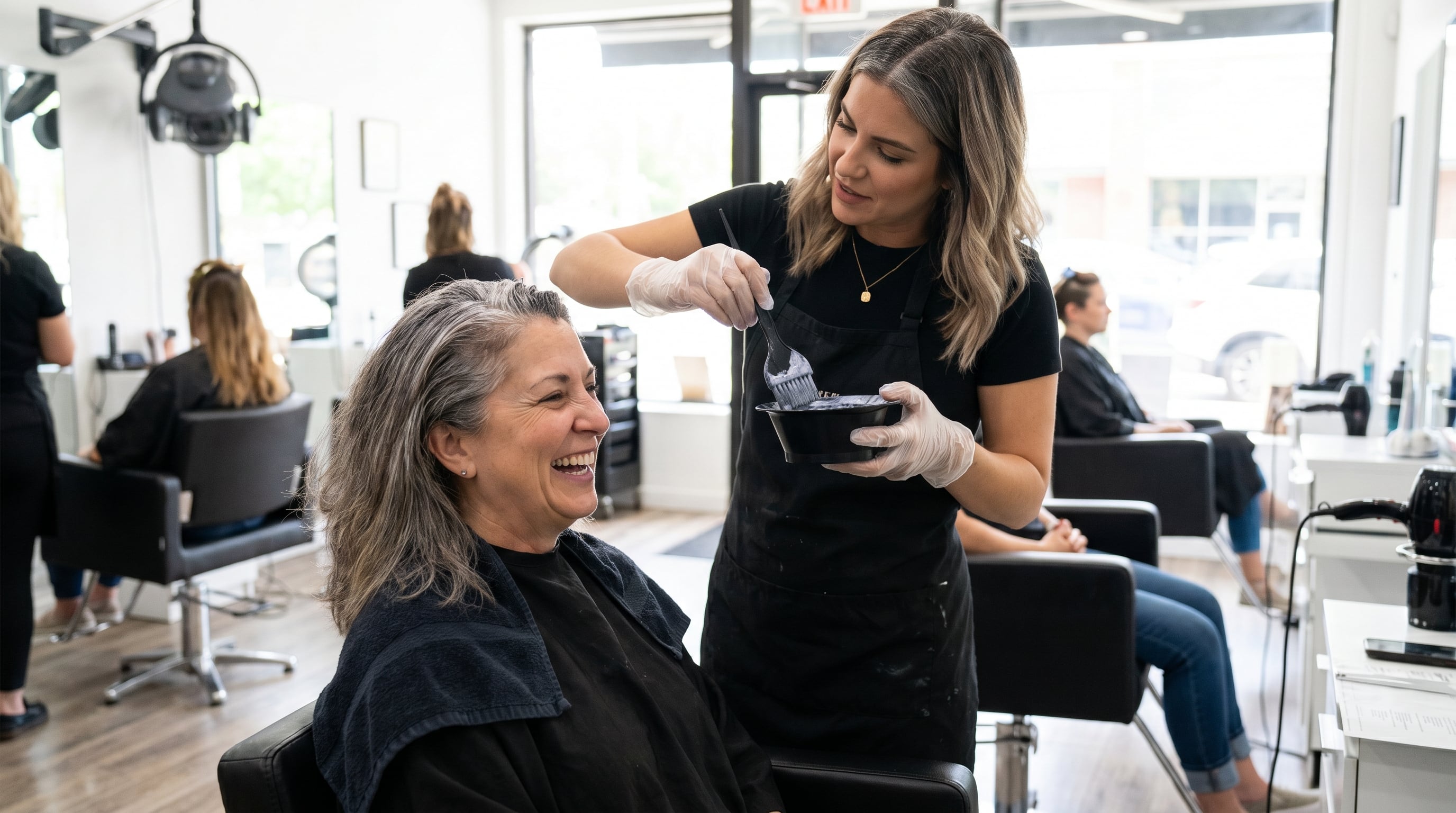 La frecuencia recomendada para teñir canas depende de estilistas y organismos sanitarios, ya que el uso excesivo de tinte puede afectar la salud del cabello y el cuero cabelludo. (Imagen Ilustrativa Infobae)