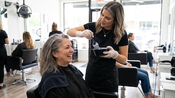 Cada cuánto tiempo debes teñir las canas para no dañar el cabello, según estilistas