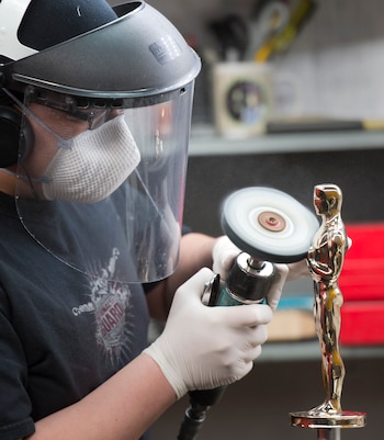 Un artesano de Polich Tallix